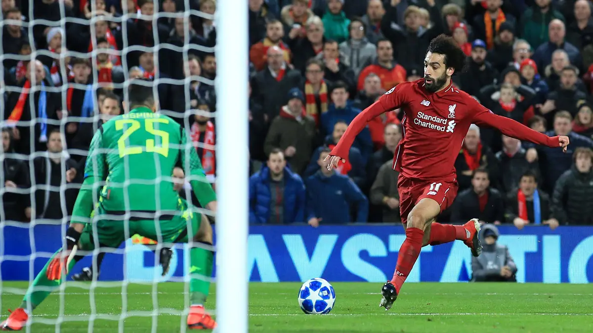 شاهد.. محمد صلاح يكافئ المشجع الكفيف لنادي ليفربول (فيديو وصور)