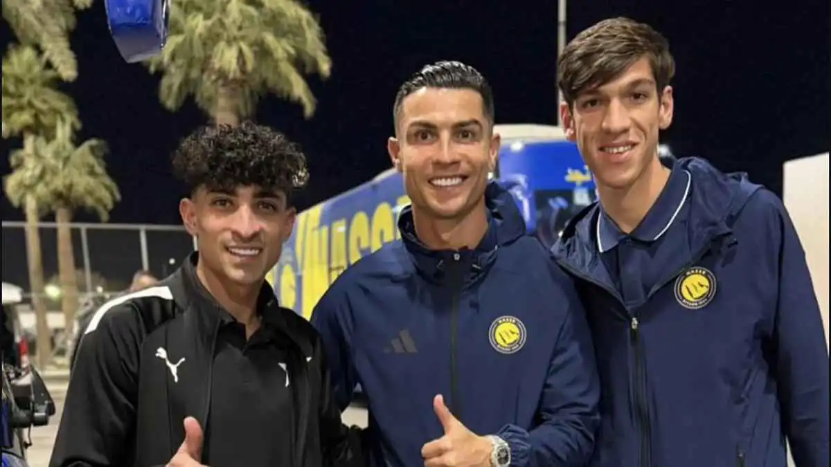 لقطة اليوم.. كريستيانو رونالدو يلتقط صورة مع الثنائي العراقي (فيديو)