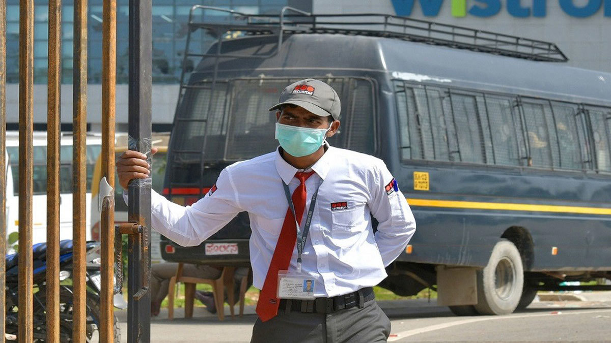 "أبل" تعلق عملية تجميع الآيفون في مصنع هندي بعد تعرضها لأعمال شغب عنيفة (فيديو)