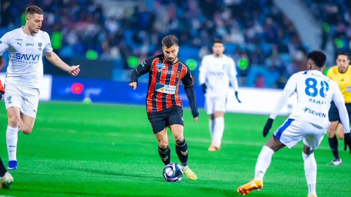 3 نجوم يثيرون غضب جماهير الهلال بعد التعادل أمام الرياض