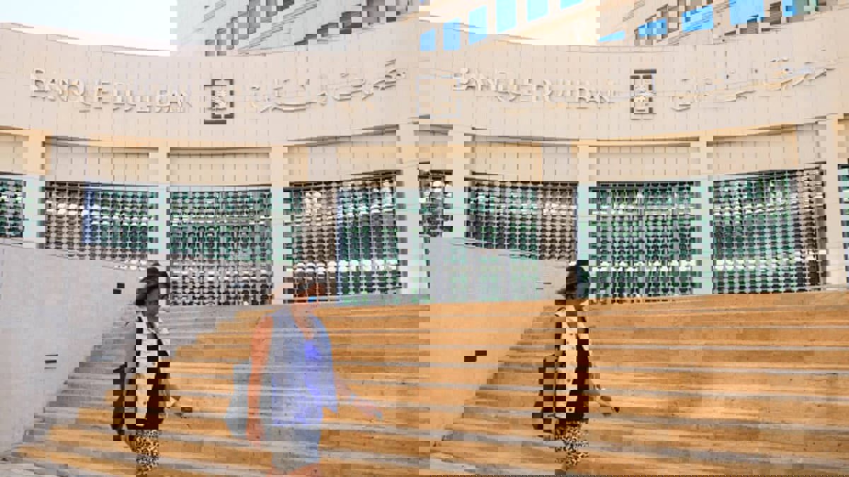 "المركزي اللبناني" يمدد السماح للبنوك بشراء الدولار حتى نهاية العام