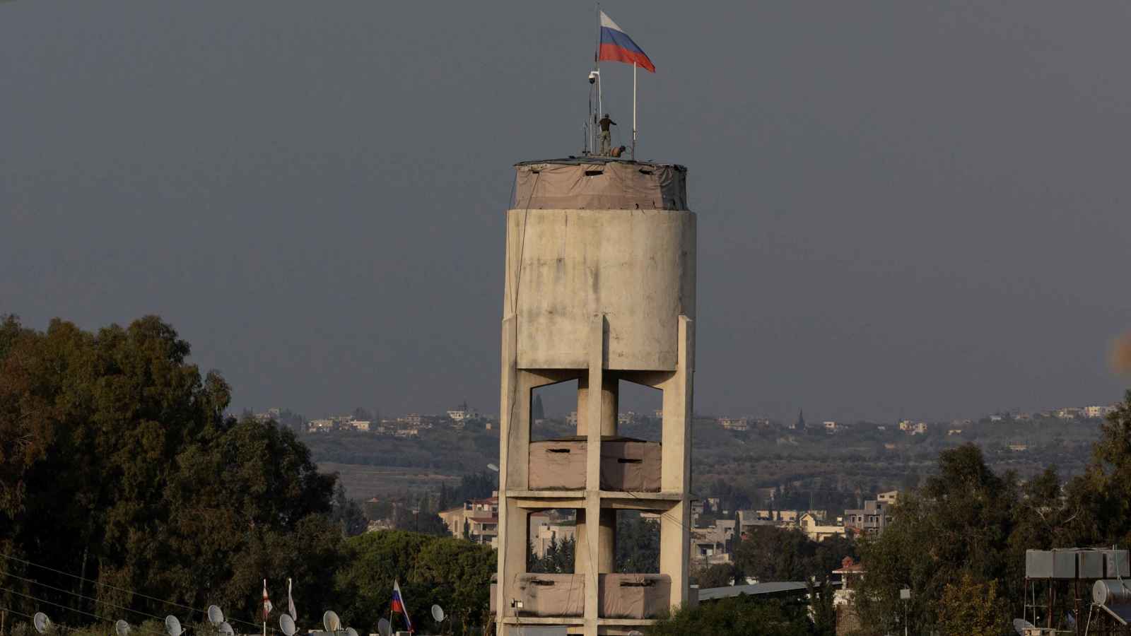 صفقات وحسابات معقدة.. ما مصير الوجود العسكري الروسي في سوريا؟