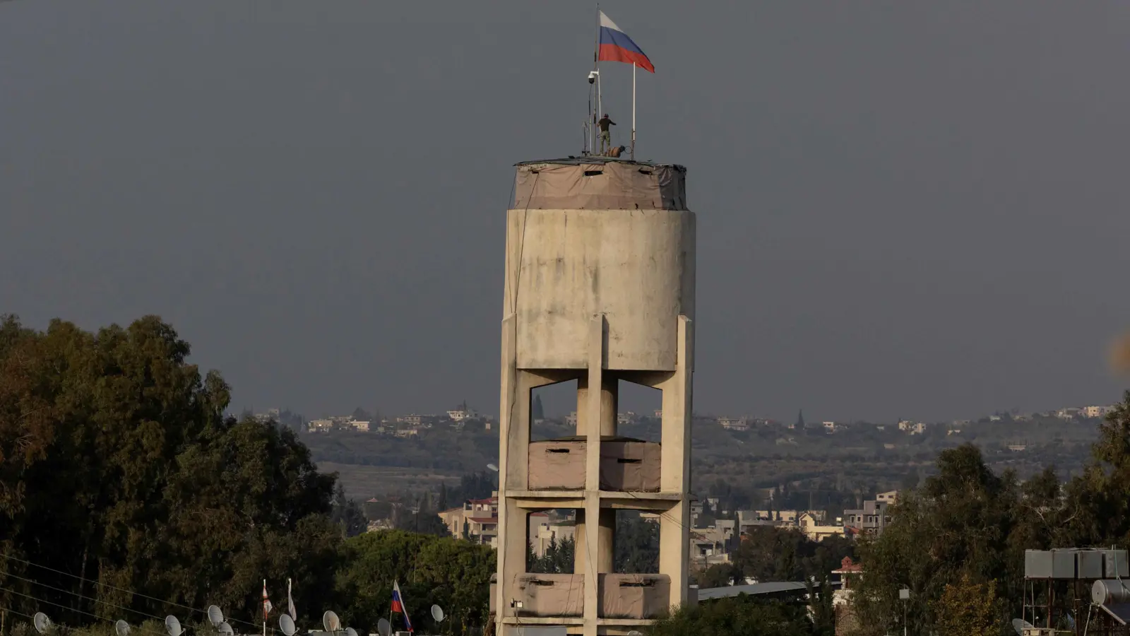 صفقات وحسابات معقدة.. ما مصير الوجود العسكري الروسي في سوريا؟