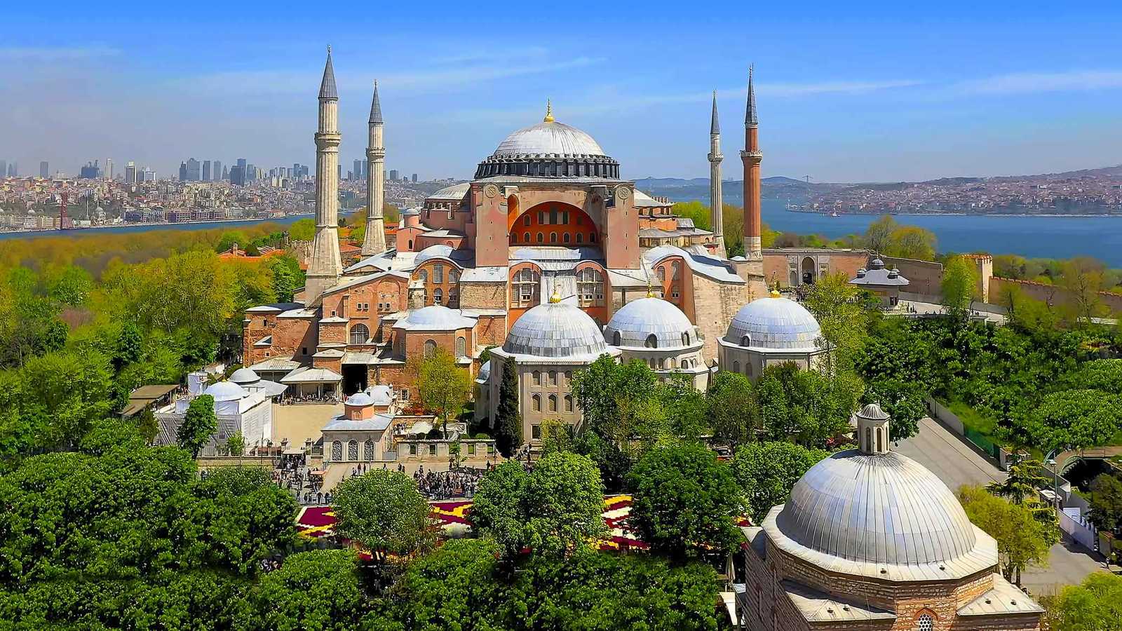 زائر يضرم النار بمسجد آيا صوفيا في إسطنبول (فيديو)