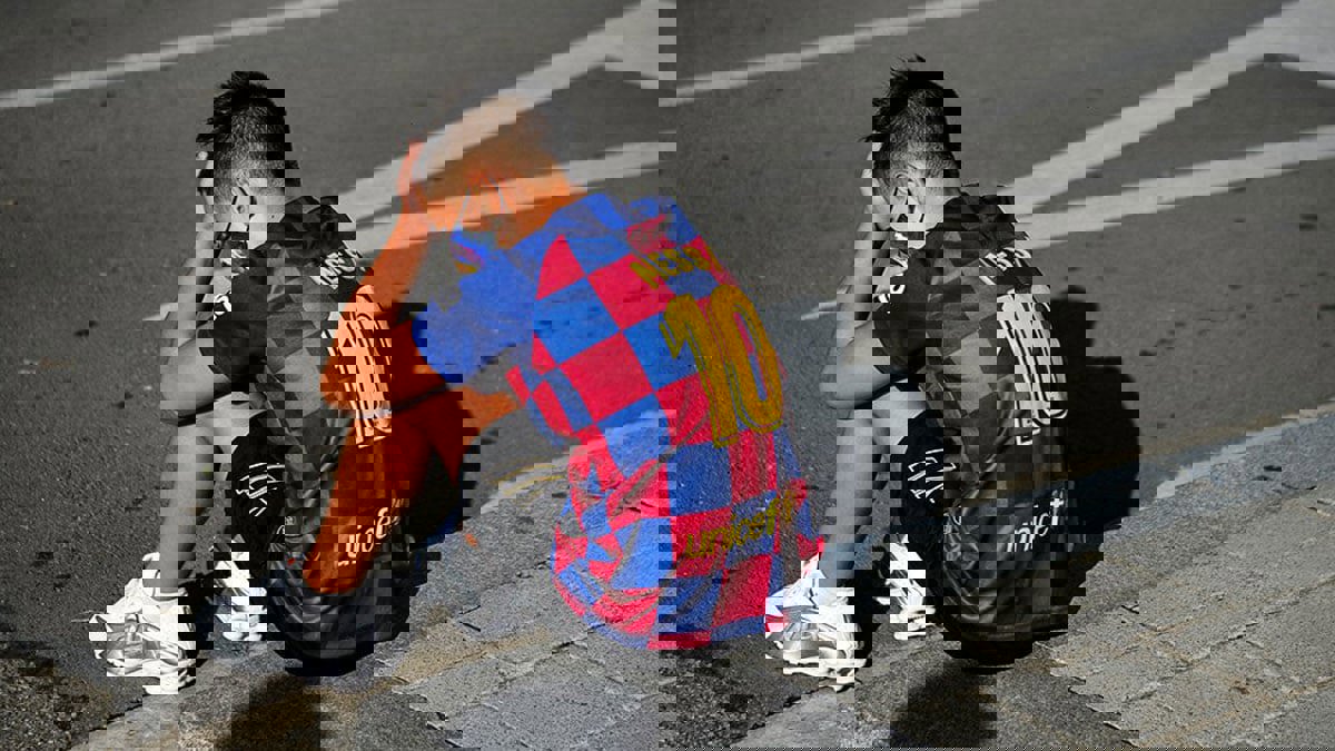 صور مؤثرة لطفل يرتدي قميص ميسي بعد عدم حضوره لمقر تدريبات برشلونة