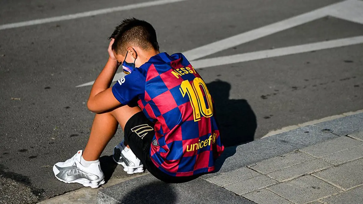 صور مؤثرة لطفل يرتدي قميص ميسي بعد عدم حضوره لمقر تدريبات برشلونة