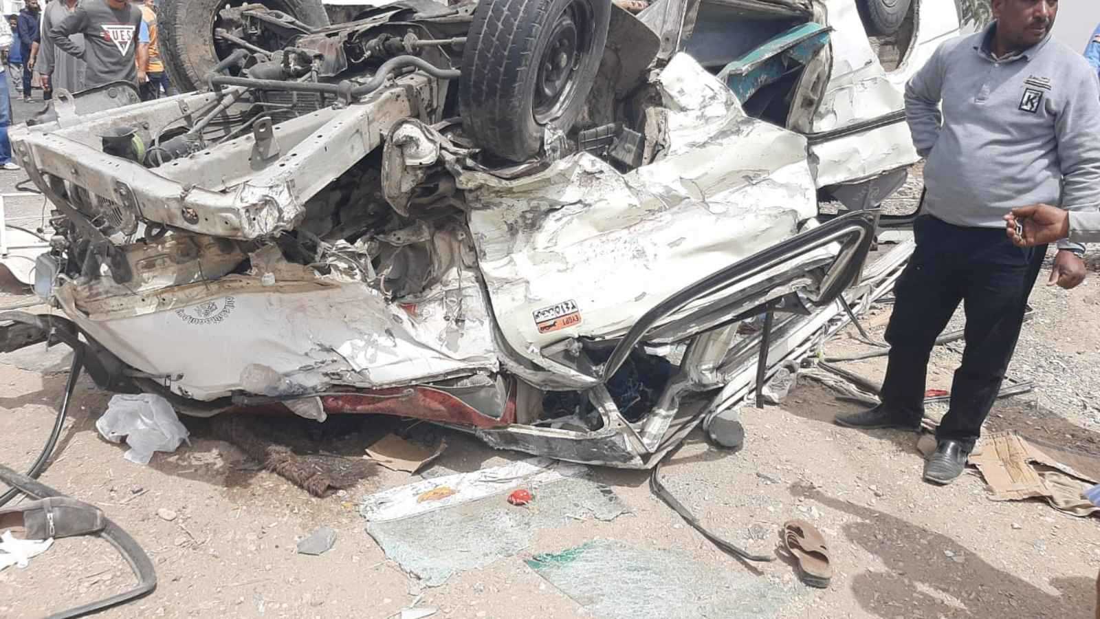 مصرع شخصين و23 مصاباً إثر انقلاب حافلة رحلات جنوبي مصر