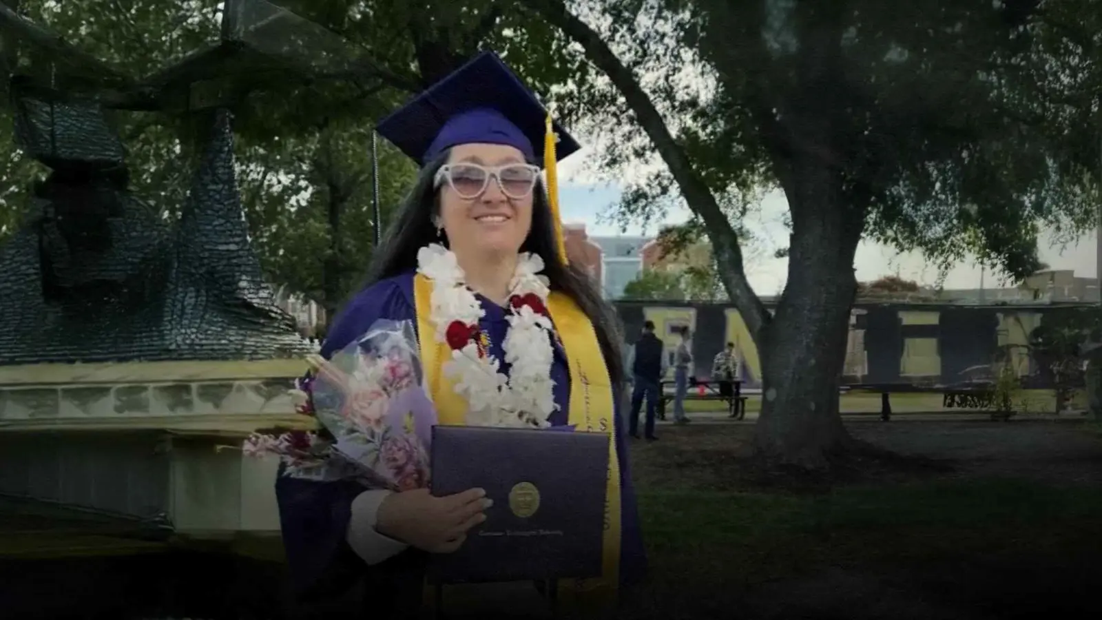 كفيفة وأم لخمسة أطفال تتخرج بامتياز وتلهم الجميع (فيديو إرم)