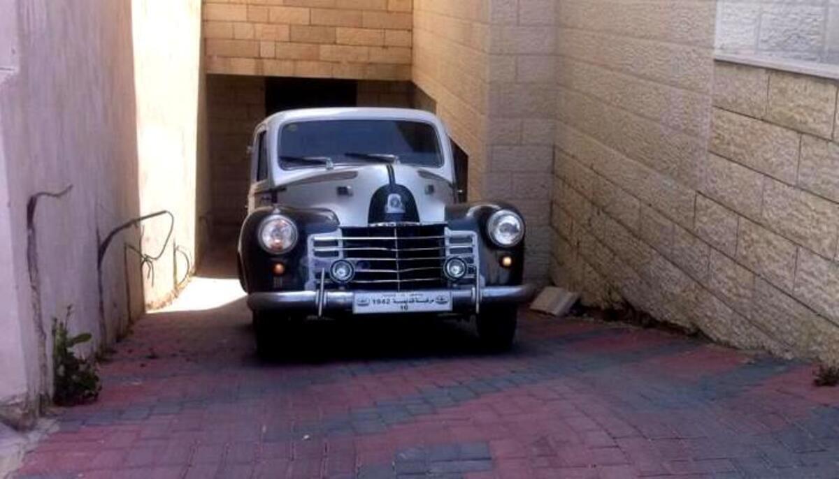 فلسطيني يحتفظ بسيارة عايشت النكبة وما قبلها (فيديو إرم)