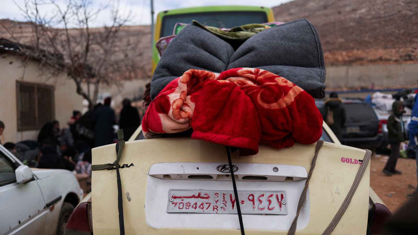 قادمون ومغادرون.. آلاف السوريين يتقاطرون على الحدود مع لبنان