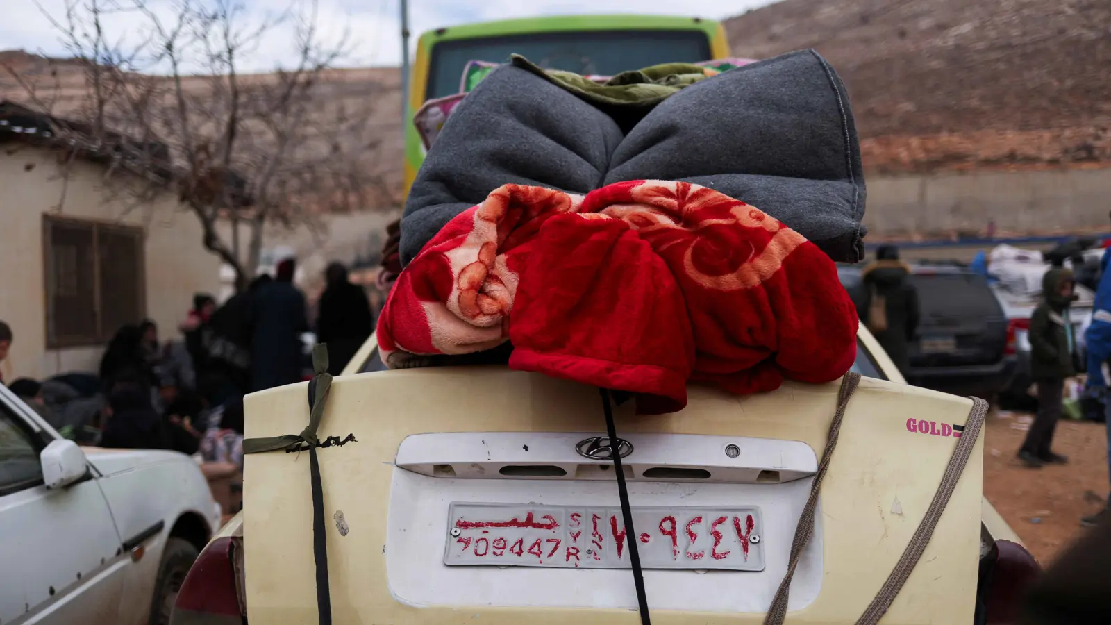 قادمون ومغادرون.. آلاف السوريين يتقاطرون على الحدود مع لبنان