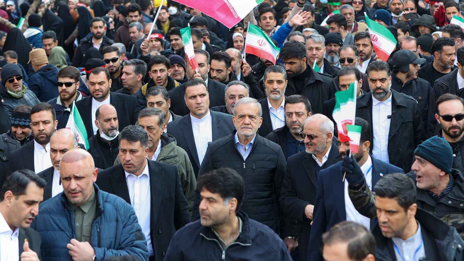 بزشكيان يدعم تصريحات خامنئي ويوجه انتقادات حادة لترامب