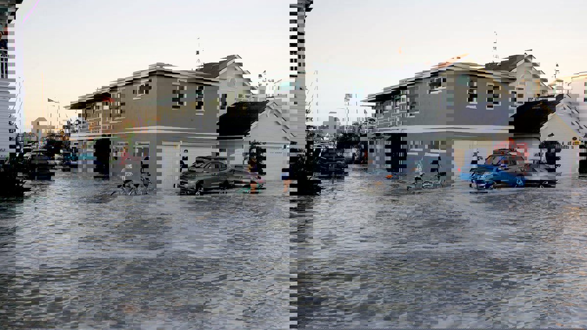 انهيارات طينية وانقطاع الكهرباء بسبب عاصفة قوية تجتاح كاليفورنيا