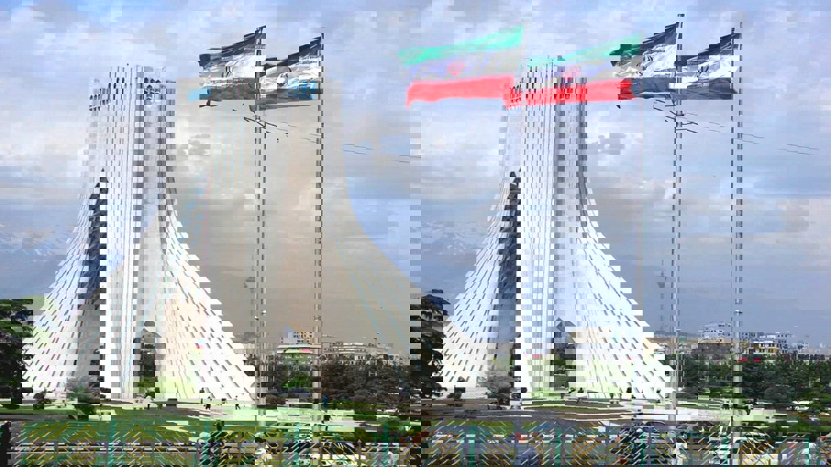 سياسيون إيرانيون يشكلون مجلسًا للانتقال إلى العهد الديمقراطي