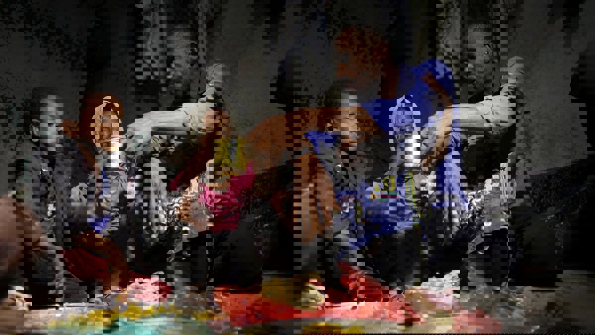 يمني يعول 10 أبناء داخل متجر مهجور في صنعاء