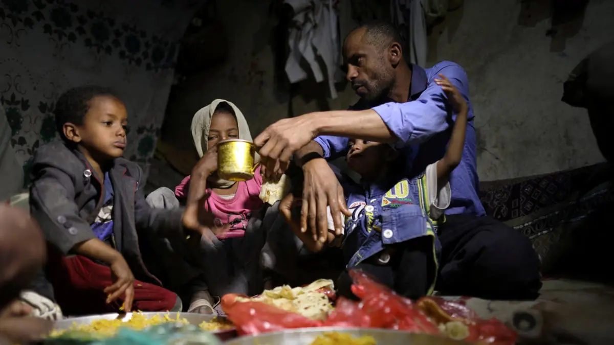 يمني يعول 10 أبناء داخل متجر مهجور في صنعاء