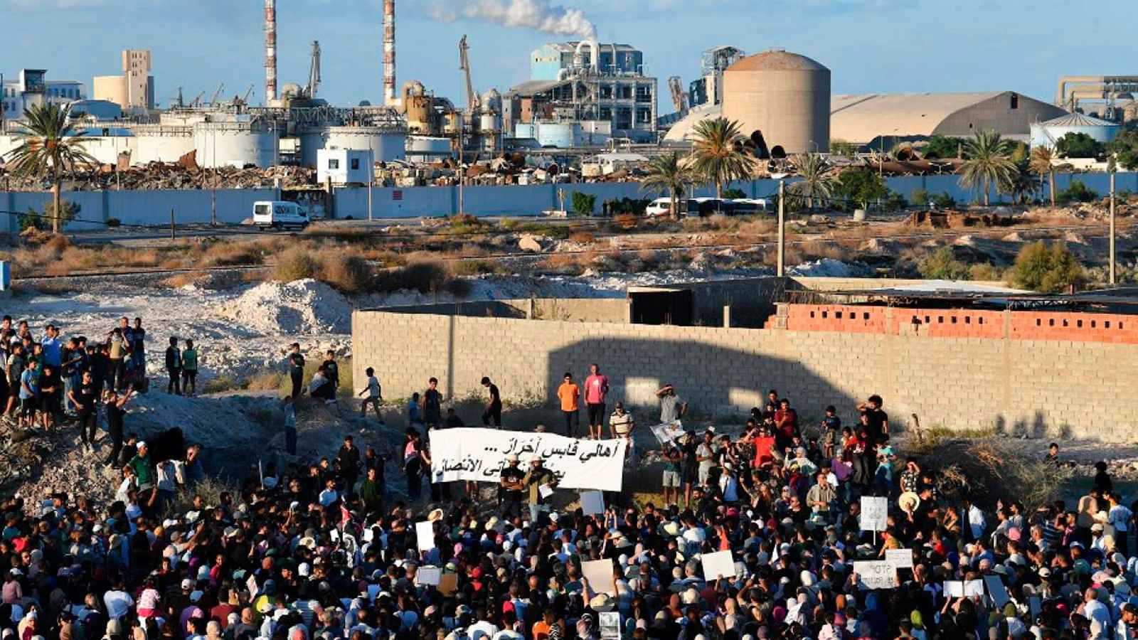 احتجاج ودعوى قضائية بعد "اختناقات وشلل".. ماذا يحدث في قابس التونسية؟