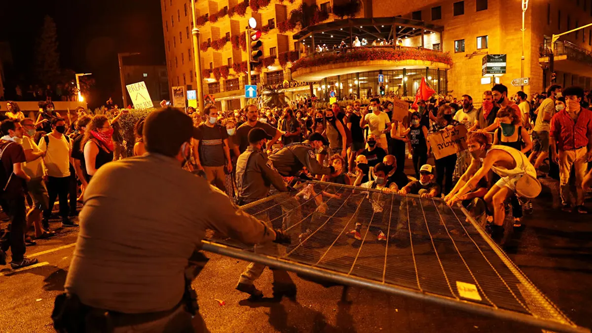 على وقع التظاهرات المعارضة لنتنياهو.. حرب اتهامات بين "أزرق أبيض" و"الليكود"