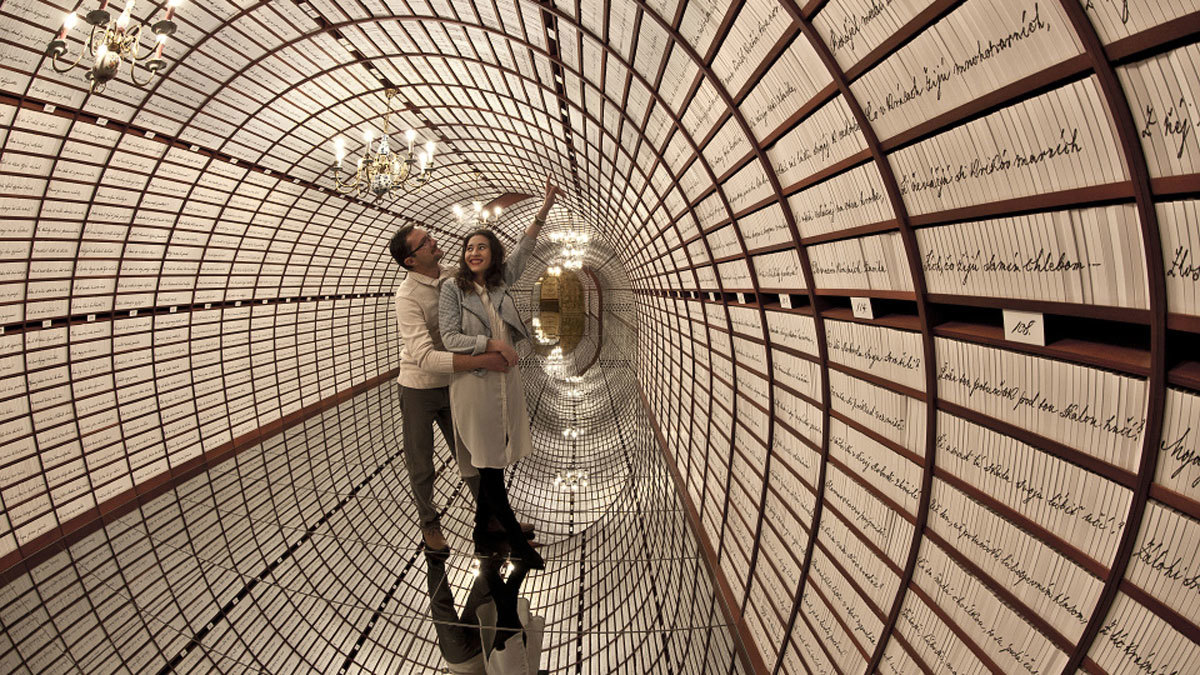 "ودائع مربحة".. بنك لمقتنيات العشاق وقصص الحب الخالدة‎ (صور)