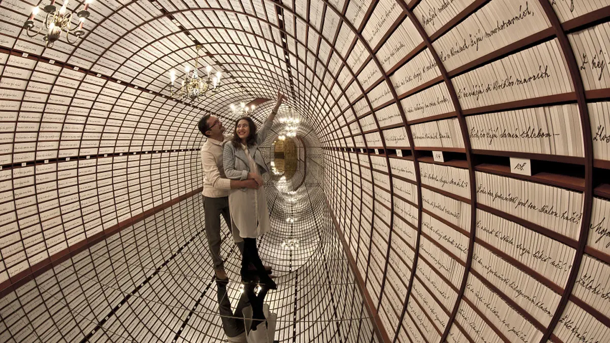 "ودائع مربحة".. بنك لمقتنيات العشاق وقصص الحب الخالدة‎ (صور)