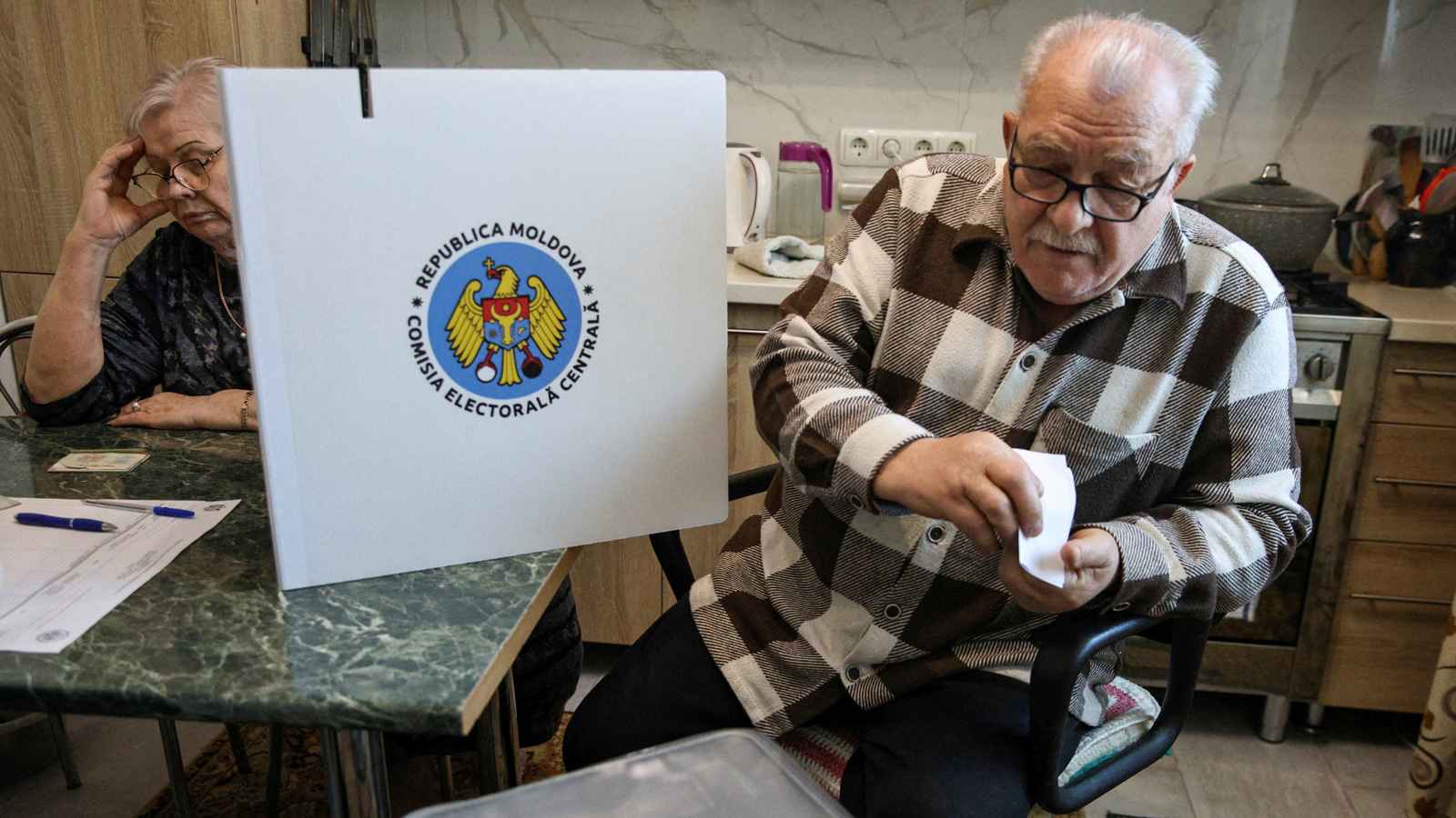 مولدافيا.. مرشح مدعوم من موالين لروسيا يتصدر الانتخابات الرئاسية