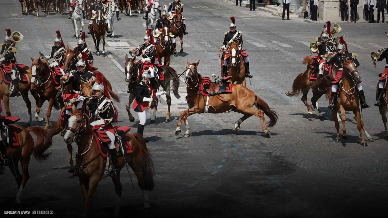 بدلاً من الاستعراض.. فوضى الخيول تُربك الجيش الفرنسي في عيده