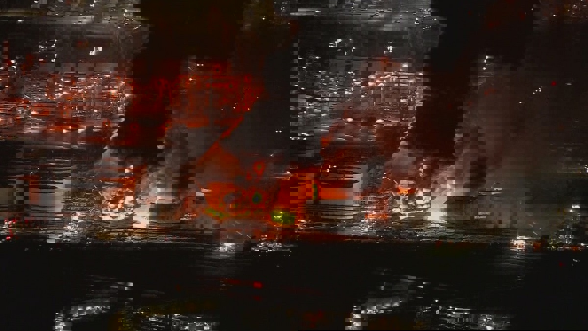 حريق ضخم في تكساس يدمر 11 صهريجًا لتخزين البتروكيماويات 