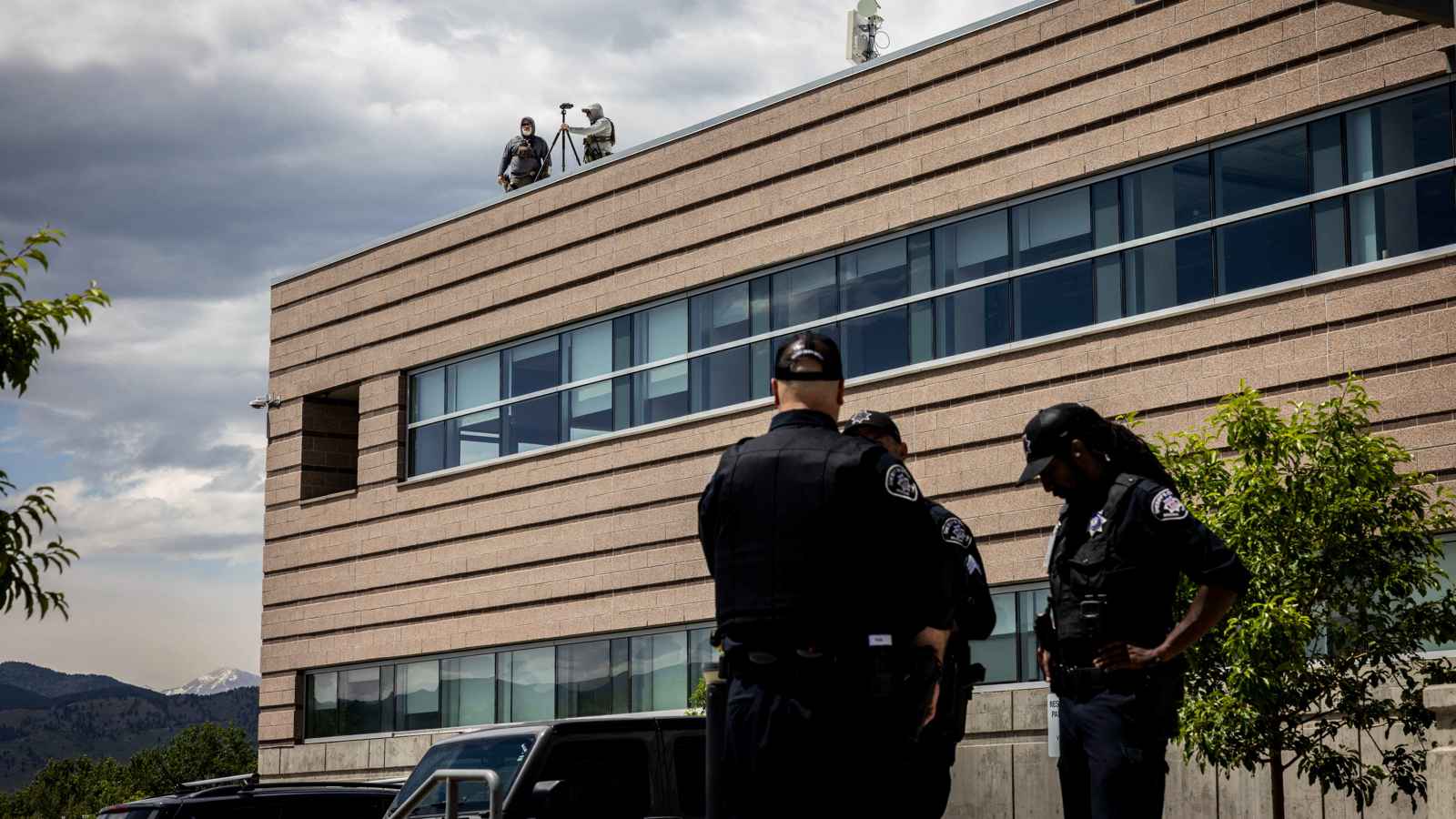 بحضور "الكلب".. ماذا دار في أول جلسة محاكمة لمنفذ هجوم كولورادو؟ (فيديو)