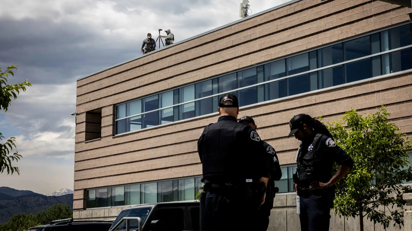 بحضور "الكلب".. ماذا دار في أول جلسة محاكمة لمنفذ هجوم كولورادو؟ (فيديو)