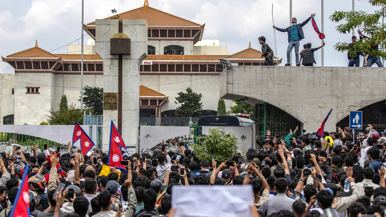بعد سقوط 19 قتيلا.. نيبال تتراجع عن حظر مواقع التواصل الاجتماعي