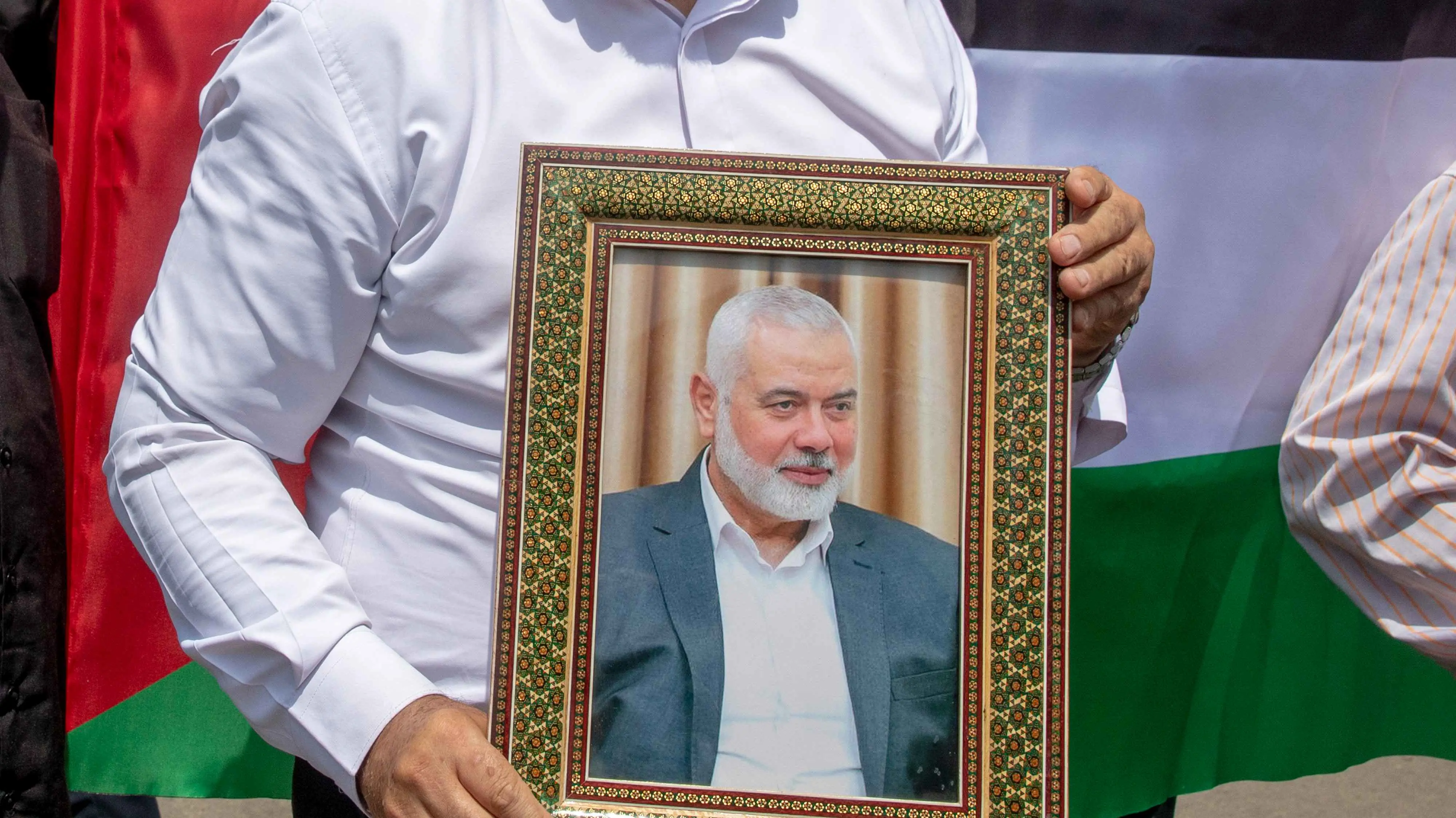 بعد اغتيال هنية.. رفع "راية الانتقام الحمراء" فوق مسجد "جمكران" في إيران (صور)