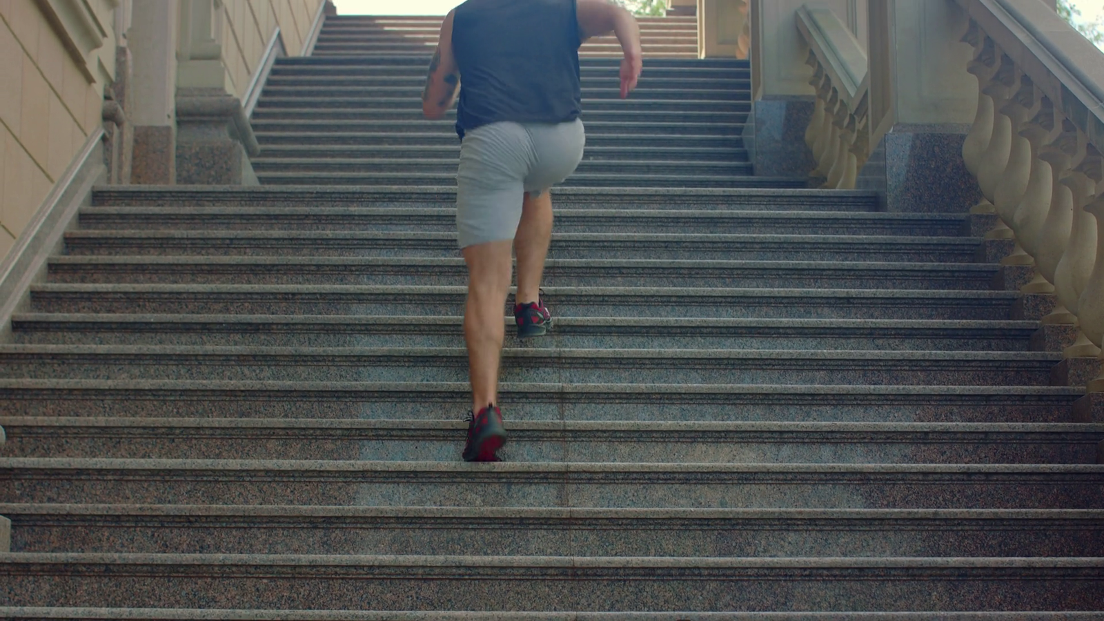 صعود السلالم.. فوائد كثيرة إذا عرفتها لن تترك ممارستها