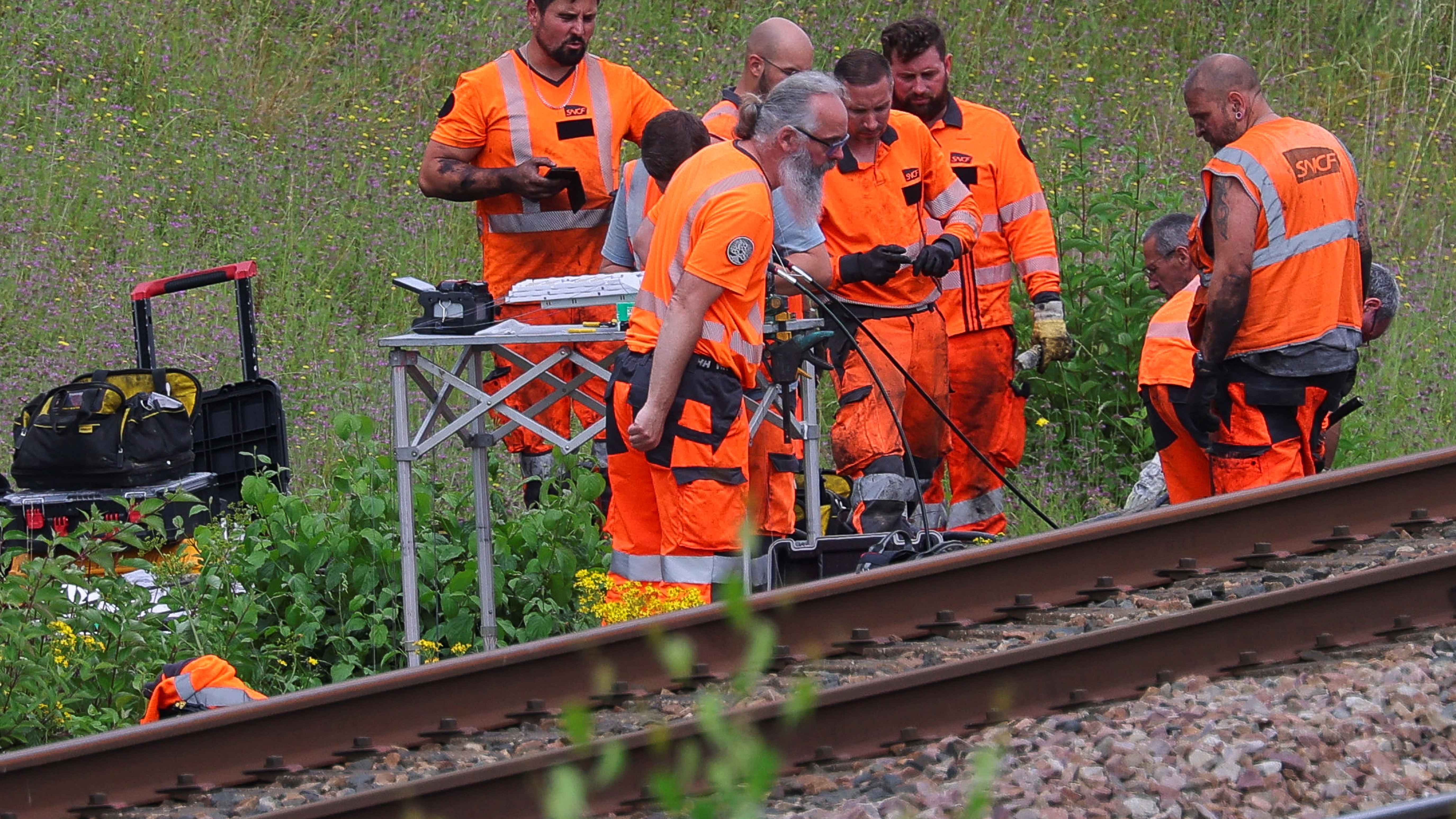 فرنسا.. أصابع الاتهام تشير لـ"اليسار المتطرف" في تخريب شبكة القطارات