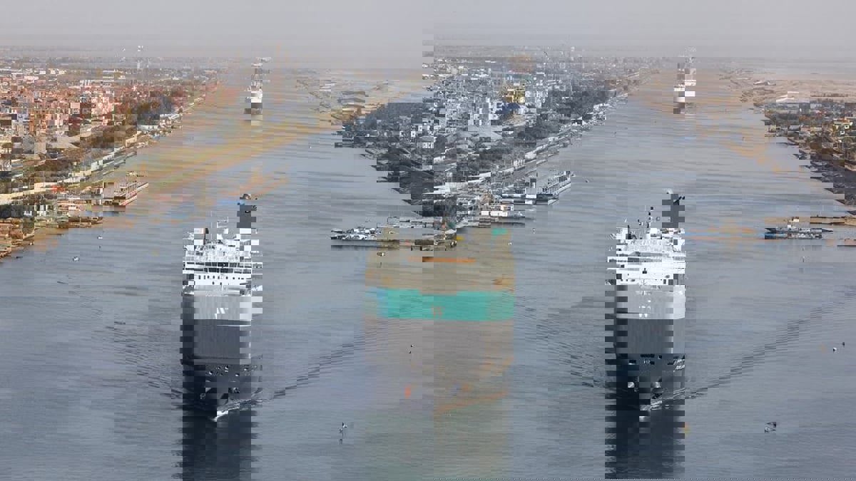 قناة السويس تسجل أكبر إيرادات سنوية في تاريخها