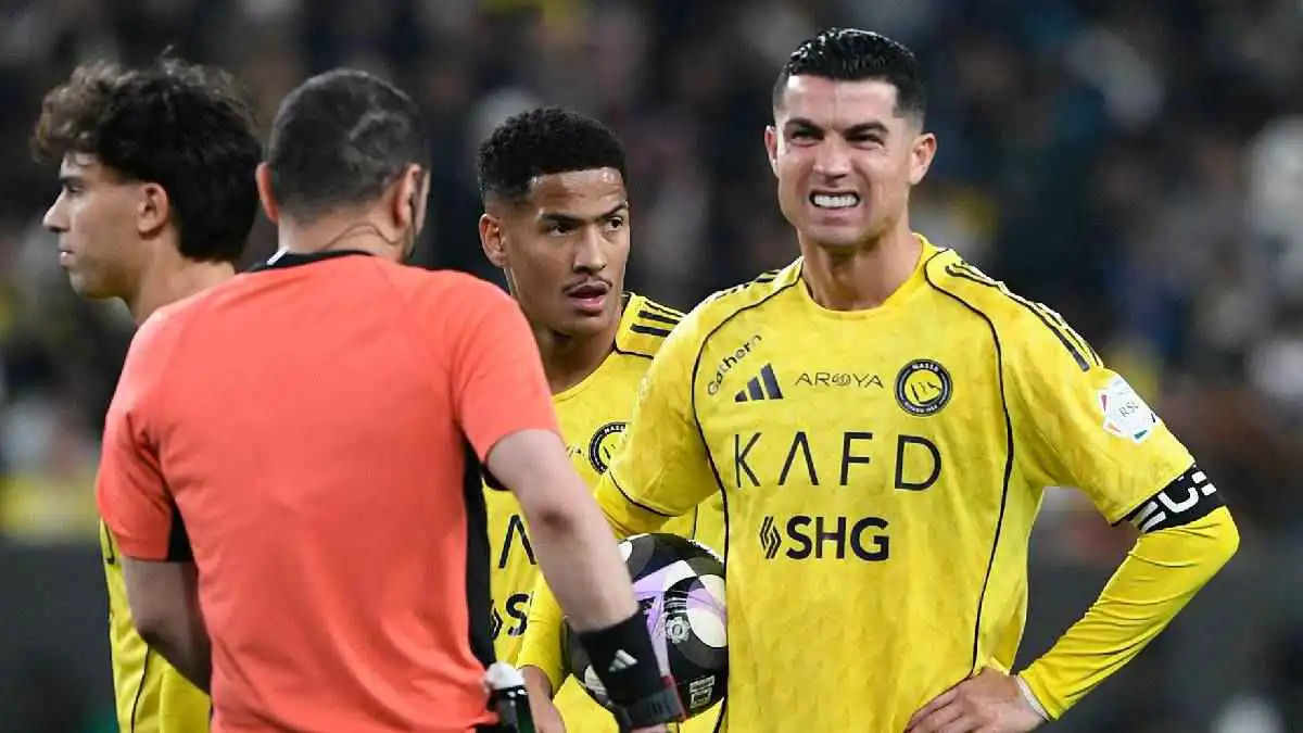 الشباب يهاجم حكم لقاء النصر في بيان ناري