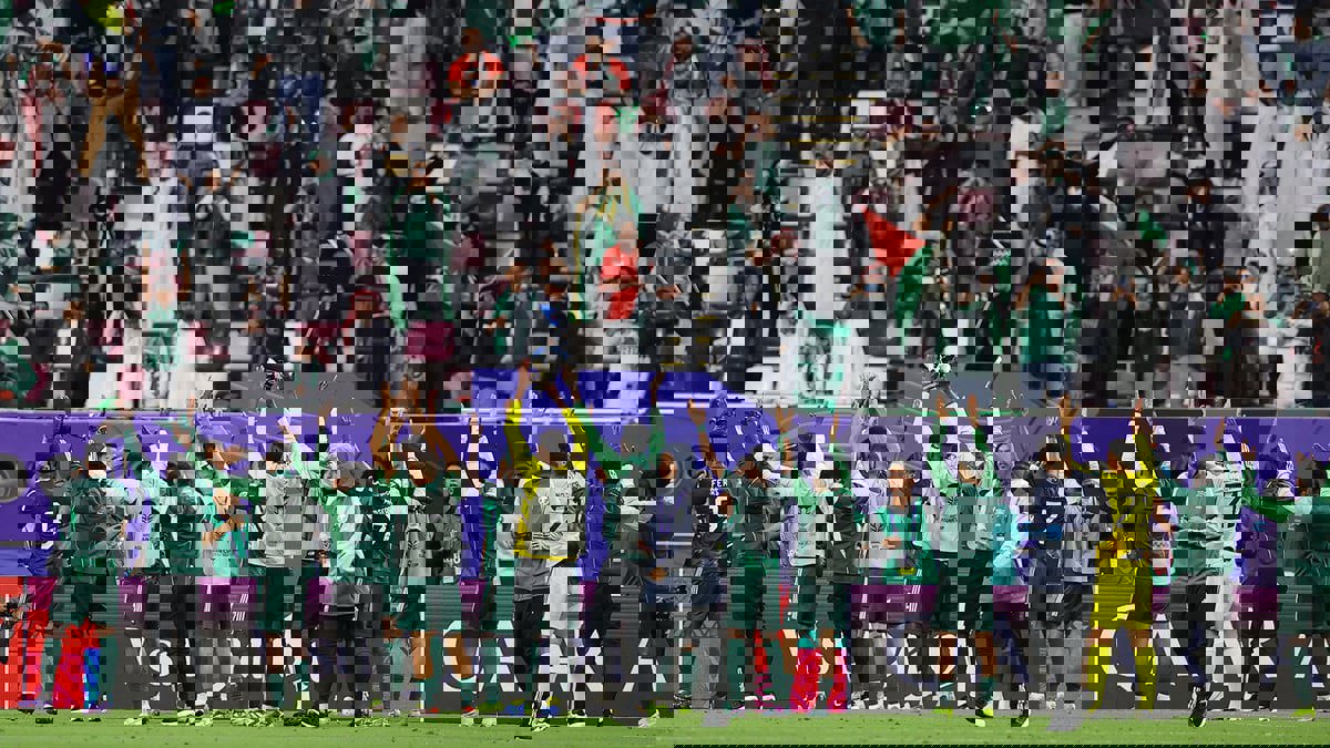 بسبب خطأ الحكم.. لحظات حبس الأنفاس في مباراة السعودية وعُمان (فيديو)