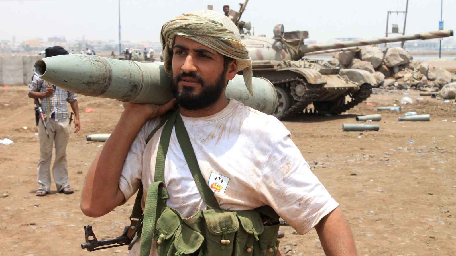 قذائف الحوثي تقتل امرأة وتصيب 7 من أسرة واحدة في لحج