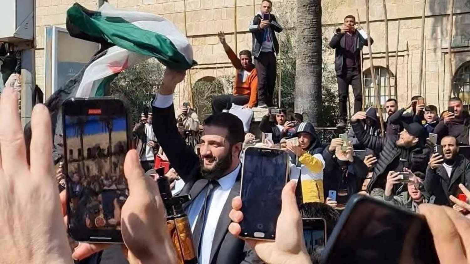 طالبًا الثقة والصبر.. ماذا دار في اجتماع الشرع مع وجهاء اللاذقية؟