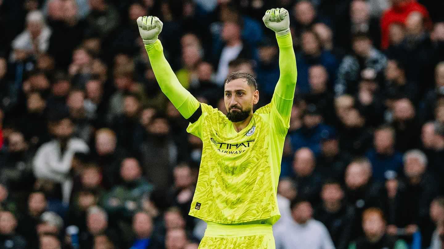 أنقذنا من أزمة الكرات الثابتة.. غوارديولا يثني على دوناروما ويصدم إيدرسون