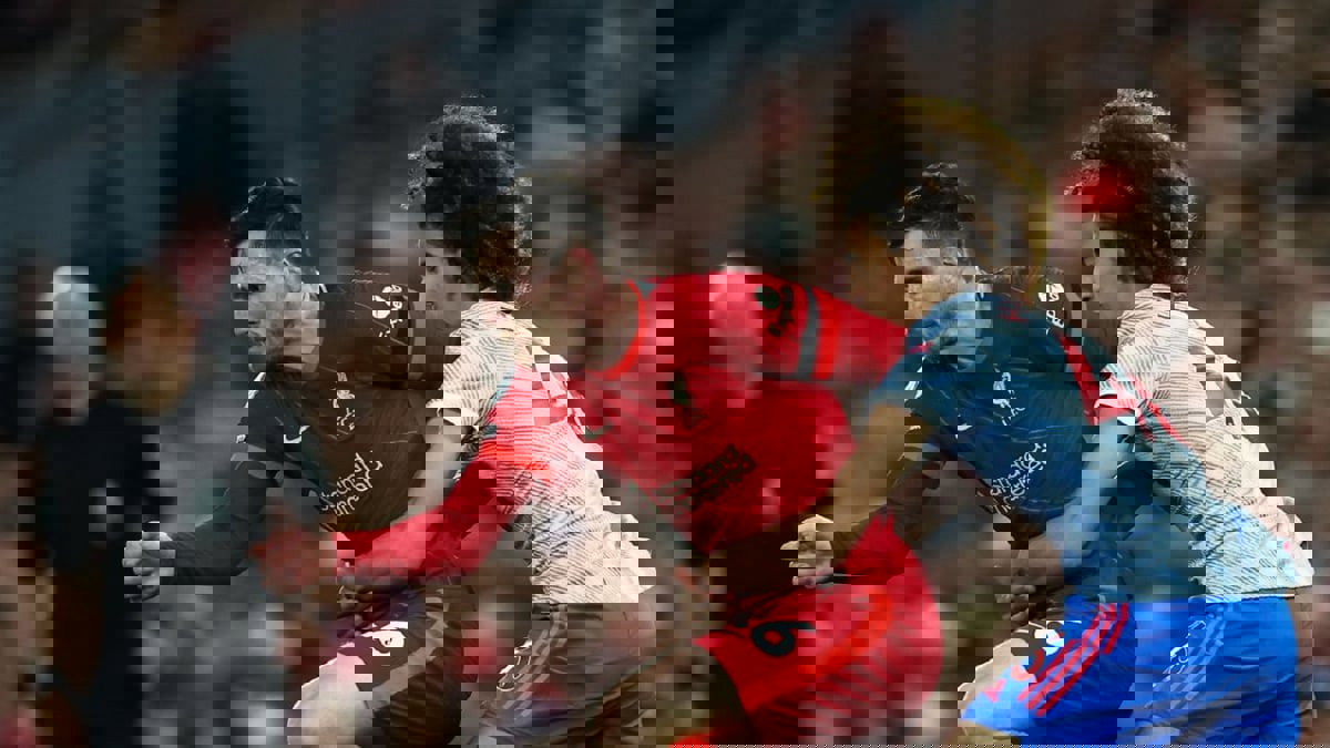 غاري نيفيل يعتذر بعد تصريحاته عن تدخلات حنبعل المجبري في مباراة مانشستر يونايتد وليفربول