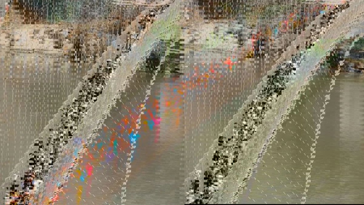 ارتفاع عدد قتلى انهيار جسر معلق بالهند إلى 134