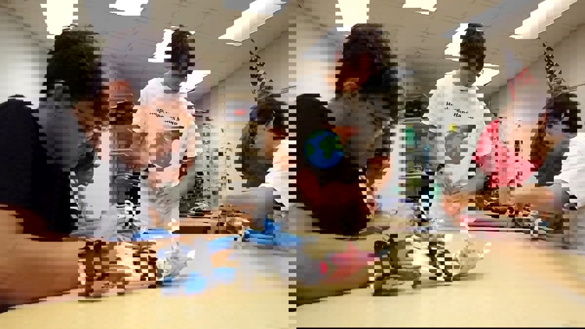 توأمان يبتكران أطرافا اصطناعية بتقنية الطباعة ثلاثية الأبعاد لدعم الفقراء