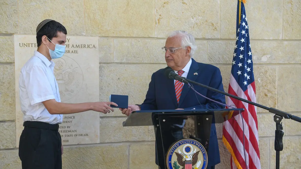 شاب مولود في القدس يصبح أول أمريكي يدرج "إسرائيل" في محل الميلاد بجواز السفر (فيديو)