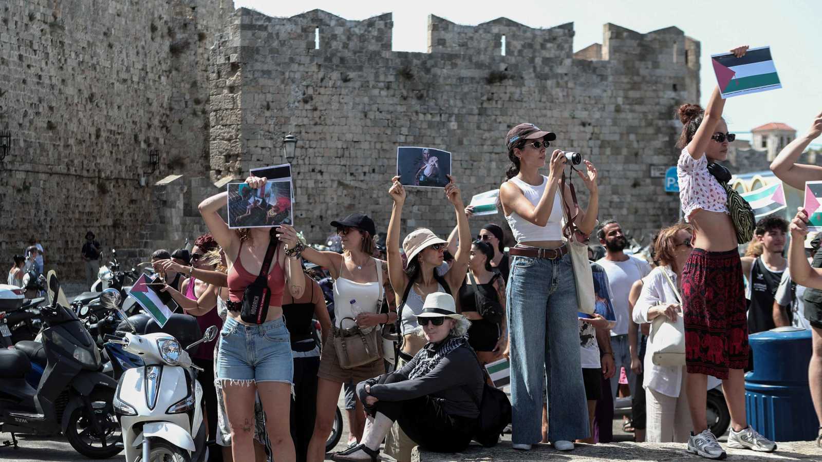 احتجاجات في اليونان ضد سفينة تقل سياحًا إسرائيليين (فيديو)