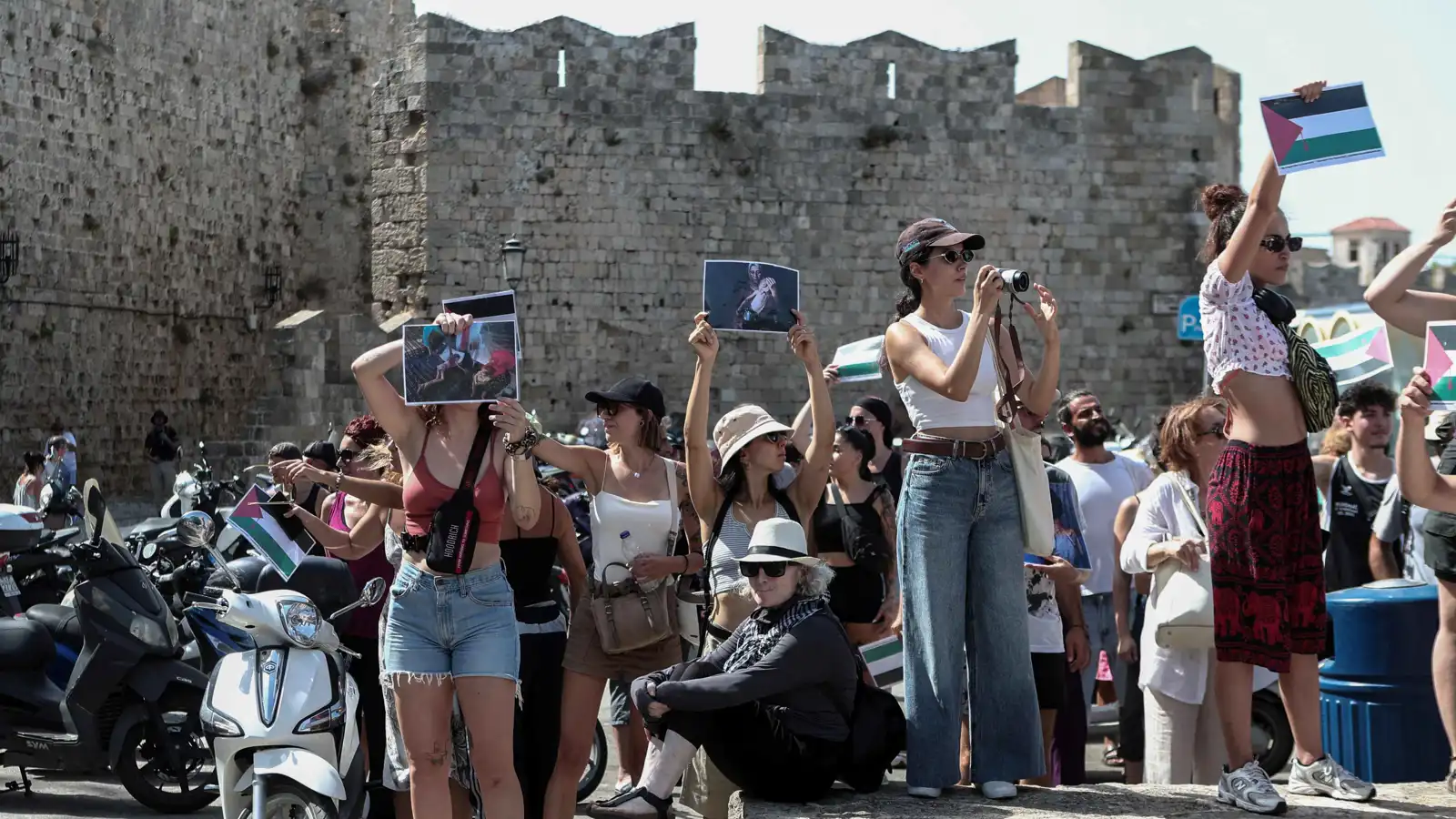 احتجاجات في اليونان ضد سفينة تقل سياحًا إسرائيليين (فيديو)