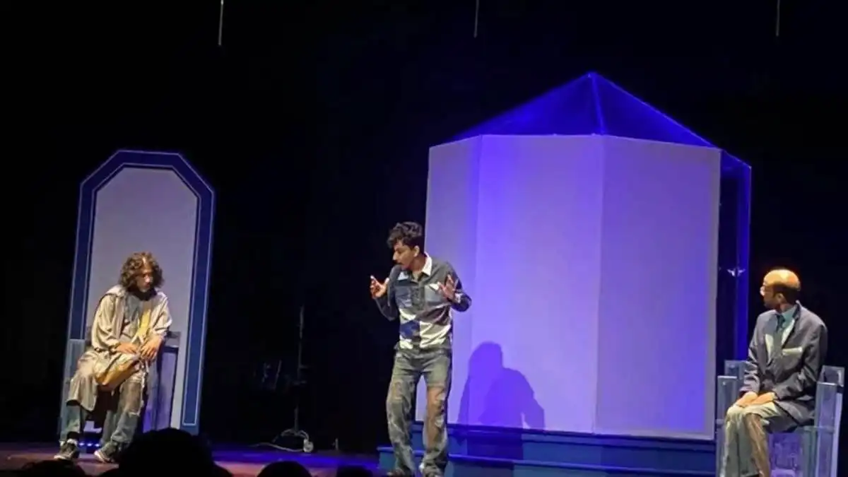 "يوم الإبحار".. مسرحية مغربية تطرح تساؤلات فلسفية حول السعادة