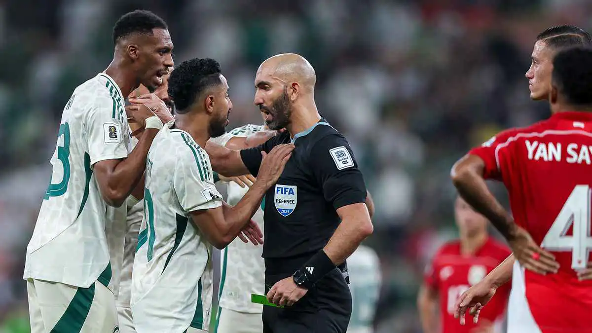 بعد قيادته مباراة السعودية وإندونيسيا.. اتحاد الكرة الكويتي يكرّم أحمد العلي