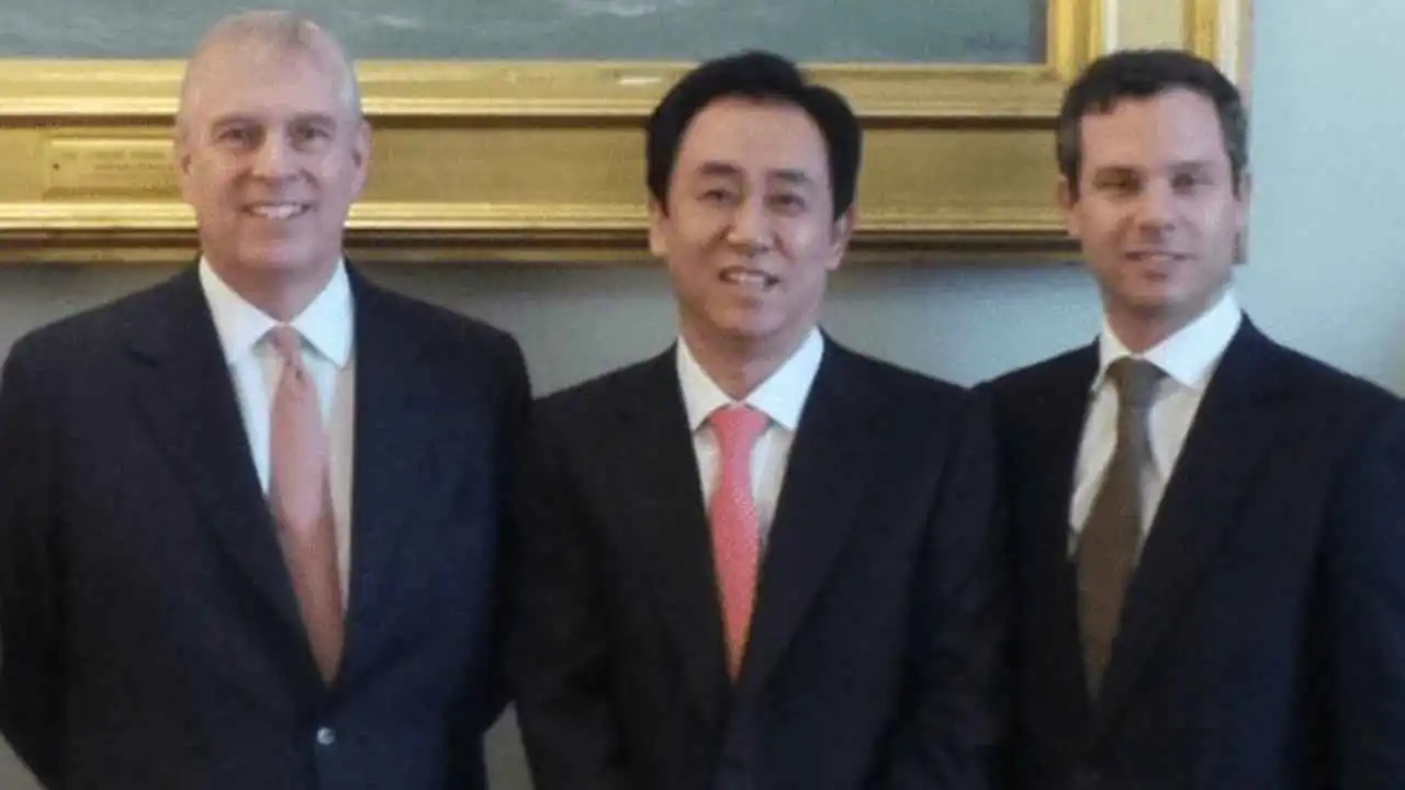 صورة للأمير السابق مع مساعده ورجل أعمال صيني