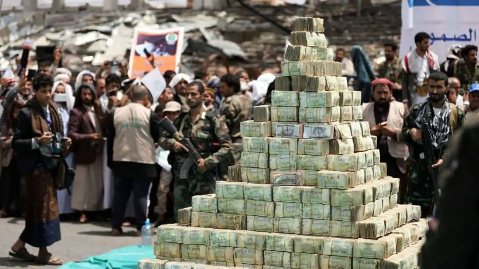 تحت وطأة العقوبات.. "هجرة البنوك" تعمّق عزلة الحوثيين المالية