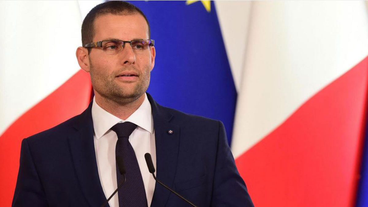 رئيس وزراء مالطا يواجه اتهامات بقتل مهاجرين